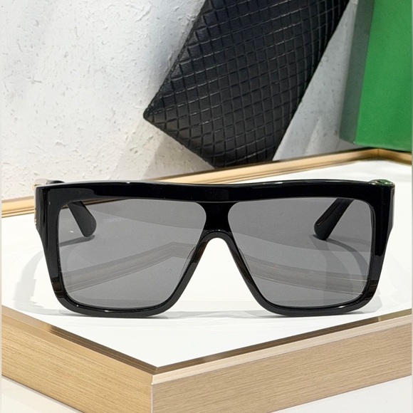 Bottega Veneta Accessories - Bottega Veneta Black Sunglasses 🕶️